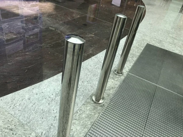 Pólo Escada Rolante Aço Inoxidável Terminou Fixo Sobre Piso Granito — Fotografia de Stock