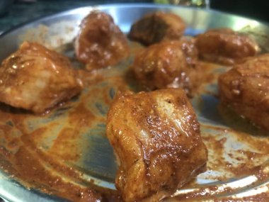 Tavuk kızartması, yemek servisinden önce yağ tenceresine koymaya hazırlanıyor. Özellikle ağır olacak ve yağlı mideye yol açacak öğle yemeği için hazırlanıyor.