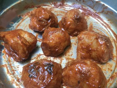 Tavuk kızartması, yemek servisinden önce yağ tenceresine koymaya hazırlanıyor. Özellikle ağır olacak ve yağlı mideye yol açacak öğle yemeği için hazırlanıyor.