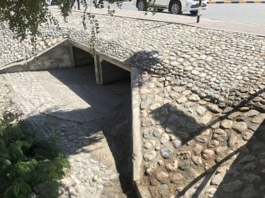 İki kanallı beton borular. Önlük, duvar başlığı duvarları var. Rap taşlarıyla korunuyor.