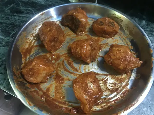 Ayam Goreng Sedang Disiapkan Untuk Dimasukkan Dalam Panci Minyak Sebelum — Stok Foto