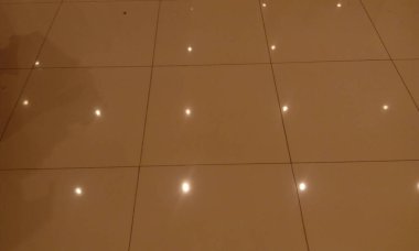 Emulsiyon askıya alınmış alçıtaşı sahte tavanı ve bir alışveriş merkezi veya ticari kamu binası için alçı taşı koylarını boyadı