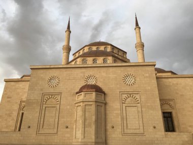 Muscat Umman 'da Ramazan Mübarek sırasında müslüman namazı için gerekli altyapıya sahip kutsal bir cami manzarası.