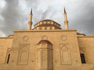 Muscat Umman 'da Ramazan Mübarek sırasında müslüman namazı için gerekli altyapıya sahip kutsal bir cami manzarası.
