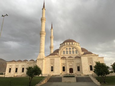 Muscat Umman 'da kutsal bir cami manzarası. Ramazan Mübarek sırasında müslüman namazı için gerekli altyapıya sahip.
