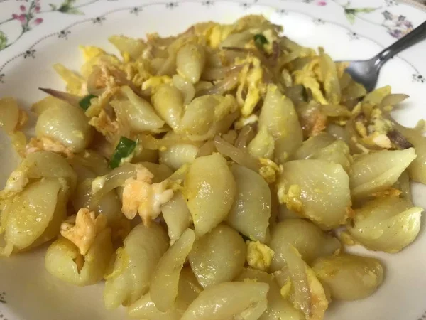 Läcker Italiensk Mat Makaroner Med Lök Grön Chili Och Ägg — Stockfoto