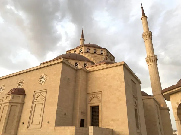 Muscat Umman 'da Ramazan Mübarek sırasında Müslüman namazı için gerekli altyapıya sahip kutsal bir cami manzarası.