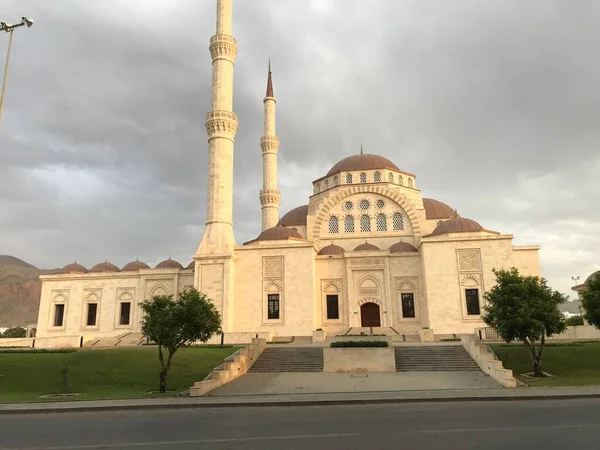 Muscat Umman 'da kutsal bir cami manzarası. Ramazan Mübarek sırasında müslüman namazı için gerekli altyapıya sahip.