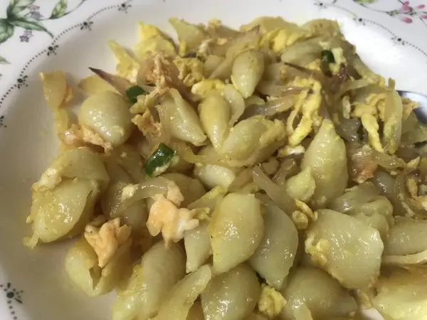 Deliciosa Comida Italiana Macarrones Con Cebolla Chile Verde Huevo Como —  Fotos de Stock