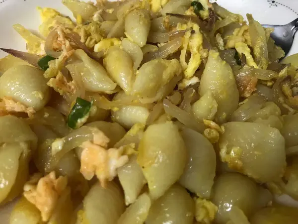 玉ねぎとおいしいイタリア料理マカロニグリーンチリと卵を成分として — ストック写真