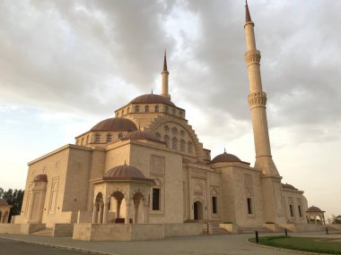 Muscat Umman 'da Ramazan Mübarek sırasında Müslüman namazı için gerekli altyapıya sahip kutsal bir cami manzarası.