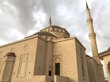 Muscat Umman 'da Ramazan Mübarek sırasında Müslüman namazı için gerekli altyapıya sahip kutsal bir cami manzarası.