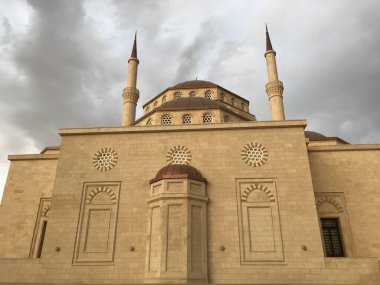 Muscat Umman 'da Ramazan Mübarek sırasında müslüman namazı için gerekli altyapıya sahip kutsal bir cami manzarası.