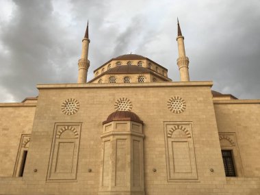 Muscat Umman 'da Ramazan Mübarek sırasında müslüman namazı için gerekli altyapıya sahip kutsal bir cami manzarası.