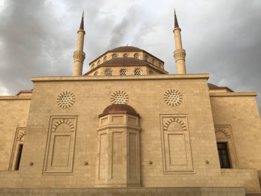 Muscat Umman 'da Ramazan Mübarek sırasında müslüman namazı için gerekli altyapıya sahip kutsal bir cami manzarası.