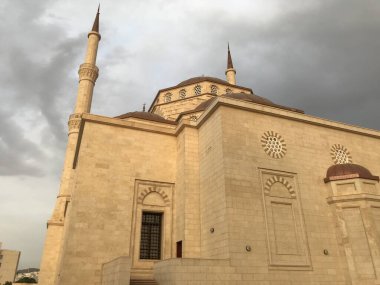 Muscat Umman 'da Ramazan Mübarek sırasında Müslüman namazı için gerekli altyapıya sahip kutsal bir cami manzarası.