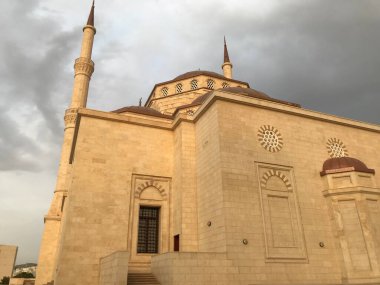Muscat Umman 'da Ramazan Mübarek sırasında Müslüman namazı için gerekli altyapıya sahip kutsal bir cami manzarası.