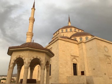 Muscat Umman 'da Ramazan Mübarek sırasında müslüman namazı için gerekli altyapıya sahip kutsal bir cami manzarası.