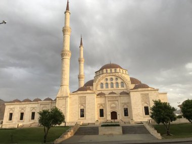 Muscat Umman 'da kutsal bir cami manzarası. Ramazan Mübarek sırasında müslüman namazı için gerekli altyapıya sahip.