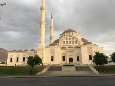 Muscat Umman 'da kutsal bir cami manzarası. Ramazan Mübarek sırasında müslüman namazı için gerekli altyapıya sahip.