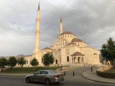Muscat Umman 'da Ramazan Mübarek sırasında Müslüman namazı için gerekli altyapıya sahip kutsal bir cami manzarası.