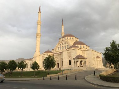 Muscat Umman 'da Ramazan Mübarek sırasında Müslüman namazı için gerekli altyapıya sahip kutsal bir cami manzarası.
