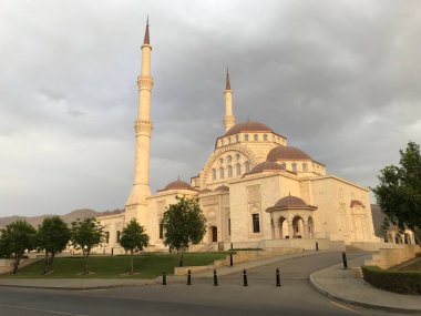 Muscat Umman 'da Ramazan Mübarek sırasında Müslüman namazı için gerekli altyapıya sahip kutsal bir cami manzarası.