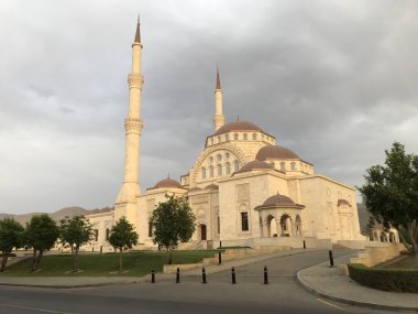 Muscat Umman 'da Ramazan Mübarek sırasında Müslüman namazı için gerekli altyapıya sahip kutsal bir cami manzarası.