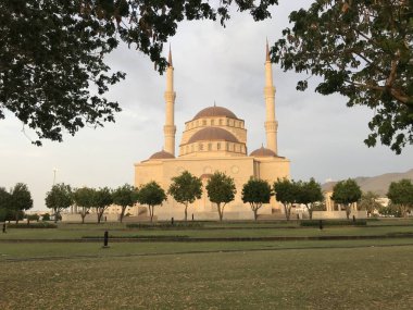 Muscat Umman 'da kutsal bir cami manzarası. Ramazan Mübarek sırasında iki ağaç arasında namaz kılmak için gerekli altyapıya sahip.