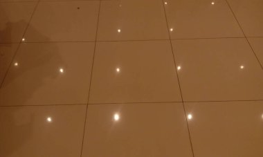 Emulsiyon askıya alınmış alçıtaşı sahte tavanı ve bir alışveriş merkezi veya ticari kamu binası için alçı taşı koylarını boyadı