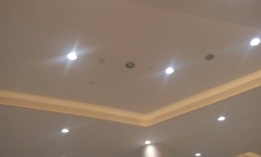 Emulsiyon askıya alınmış alçıtaşı sahte tavanı ve bir alışveriş merkezi veya ticari kamu binası için alçı taşı koylarını boyadı
