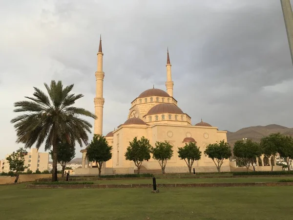 Muscat Umman 'da Ramazan Mübarek sırasında Müslüman namazı için gerekli altyapıya sahip kutsal bir cami manzarası.