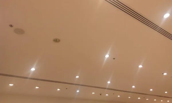 Emulsie Geschilderd Hangend Gips Vals Plafond Gipsbaaien Voor Een Winkelcentrum — Stockfoto
