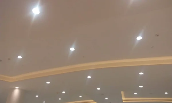 Emulsiyon askıya alınmış alçıtaşı sahte tavanı ve bir alışveriş merkezi veya ticari kamu binası için alçı taşı koylarını boyadı