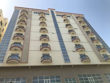 Projeksiyonlu balkon ve alüminyum cam paneller ile yüksek binaların mimari tasarımı veya ön yüksekliği