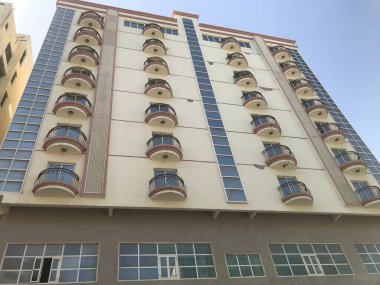Projeksiyonlu balkon ve alüminyum cam paneller ile yüksek binaların mimari tasarımı veya ön yüksekliği