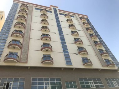 Projeksiyonlu balkon ve alüminyum cam paneller ile yüksek binaların mimari tasarımı veya ön yüksekliği