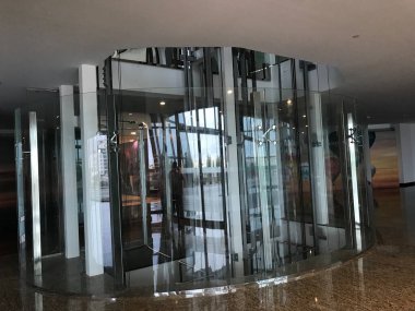 Yolcu asansörleri veya daire şeklinde asansörler tüketiciler veya Kullanıcılar için sıkılaştırılmış cam bölümler ile kaplıdır