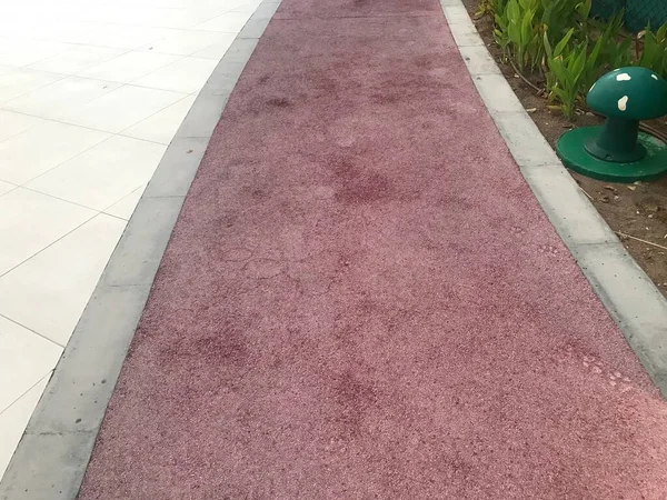 屋外公園でのジョギングやランニングのための1メートル幅のゴム製の床物理的な活動 — ストック写真