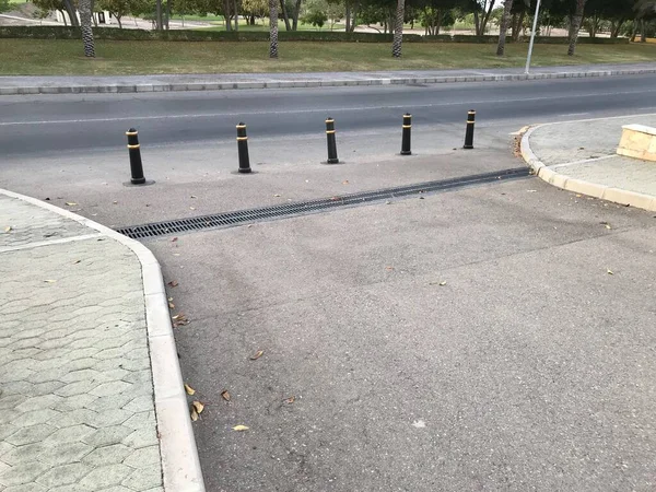 Wyjmowany Samochód Typu Stop Bollards Przy Prywatnym Wjeździe Drogowym Rządu — Zdjęcie stockowe