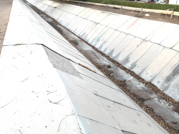 地铁城市垃圾处理系统用混凝土瓦制成的梯形截面暴雨排水系统 — 图库照片