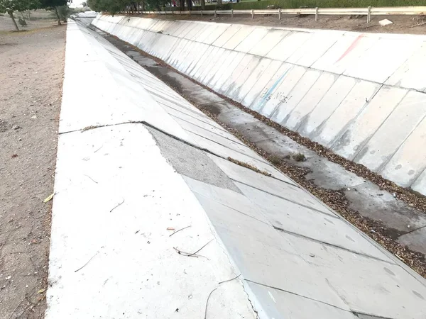 Bir metro şehri atık imha sistemi için betondan yapılmış trapezoidal bölüm fırtına suyu drenajı