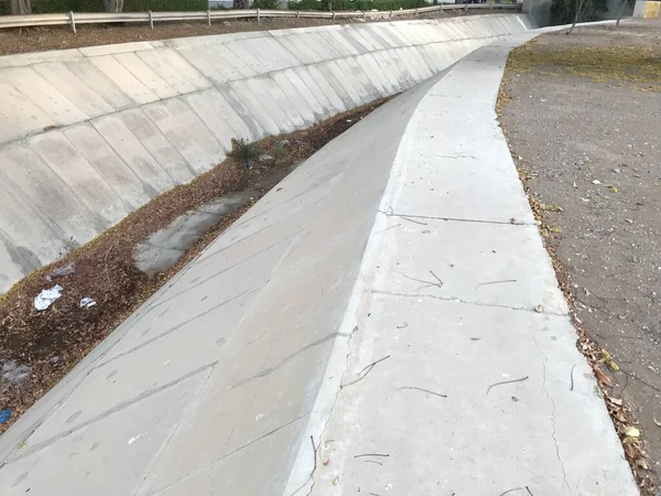 Trapeziumvormige Sectie Storm Water Afvoer Gemaakt Van Betonnen Tegels Voor — Stockfoto