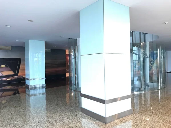 Columns Transparent Glass Cladding Stainless Steel Skirting Gypsum False Ceiling — Stock Photo, Image