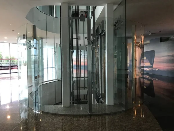 엘리베이터는 소비자나 사용자를 파티션에 모양으로 — 스톡 사진