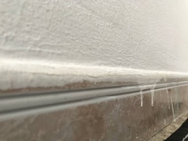 Duvar boyası tamamlandıktan sonra rötuş gerekiyor. Etek kiremitleri yüzeydeki boyalar tarafından bozuluyor.