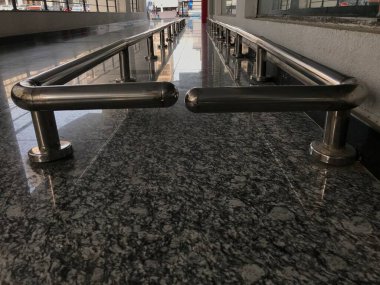 Alışveriş arabalarını hizada tutmak için paslanmaz çelik raylar. Böylece müşteriler satın almak için disiplinli bir yol seçebilecekler.