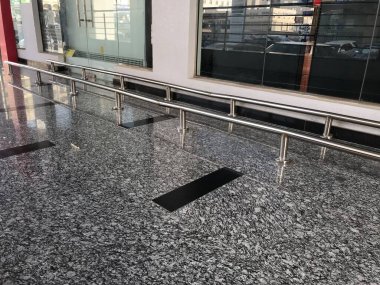 Alışveriş arabalarını hizada tutmak için paslanmaz çelik raylar. Böylece müşteriler satın almak için disiplinli bir yol seçebilecekler.