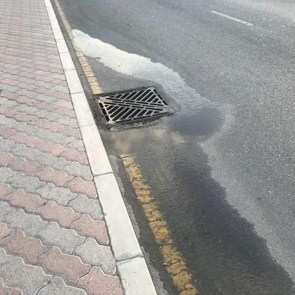 Agua Drenaje Que Obtiene Desviación Alcantarilla Debido Mala Mano Obra — Foto de Stock