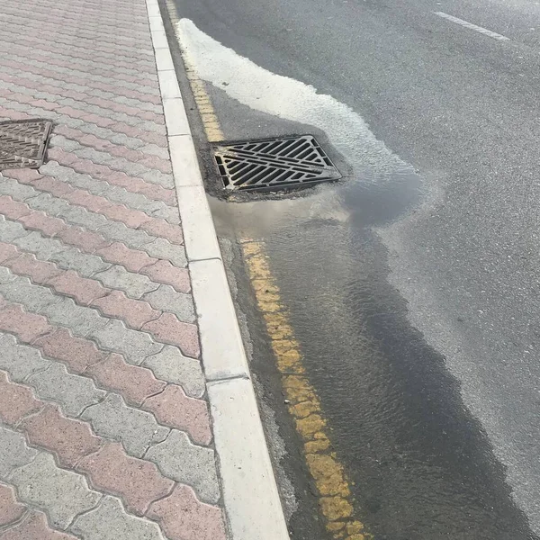 Agua Drenaje Que Obtiene Desviación Alcantarilla Debido Mala Mano Obra — Foto de Stock